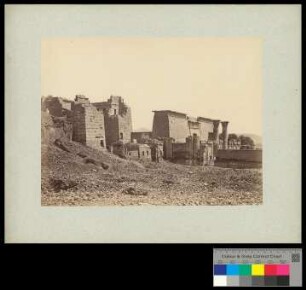 Thébes.Médinet-Abou.Vue générale des / temples de Touthmès II et Ramsès III.