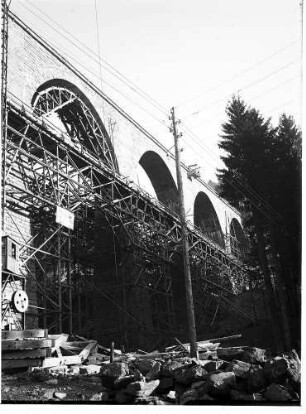 Blick vom Fuß des neuen Viaduktes auf das Fahrgerüst und die fertig gestellten Bögen