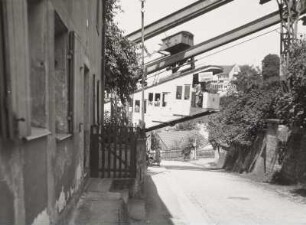 Hinweisschild auf Ladehöhe, Schwebebahn, Dresden