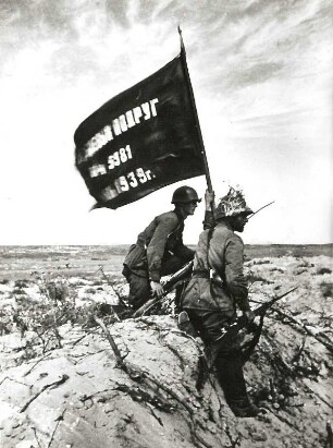 Hissen des sowjetischen Banners nach der Zerschlagung der japanischen Aggressionen am Chassan-See (MVR)