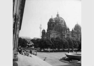 Besucher an der Freitreppe des Alten Museums mit Blick auf den Berliner Dom