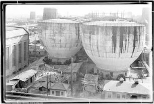 Blick von Bau Me 334 Kohlenoxyd-Reinigung, Me 53 Abort, Me 225 Technikum, Me 319 Abort, Me 534, 535 Behälter, Ammoniakbehälter 225 - 24