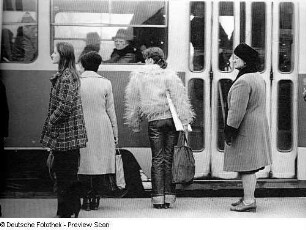 An einer Straßenbahnhaltestelle