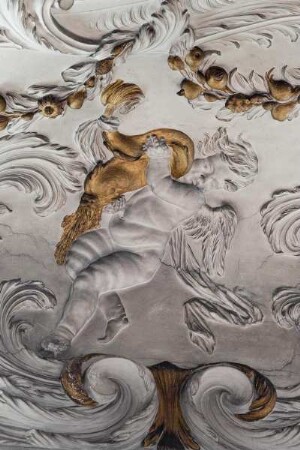 Putti — Putti als Allegorien der Elemente — Putto mit Delphin als Allegorie des Wassers