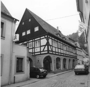 Bad Schandau, Marktstraße 1. Wohnhaus mit Ladenzone (bezeichnet 1704, Ladenzone um 1900). Straßenansicht von Südwesten