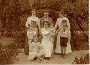 Familienfoto im Garten