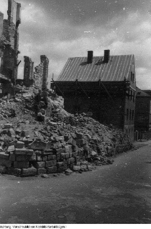 Dresden, Hechtviertel. von den Kriegsschäden beräumte Strassen, 1945
