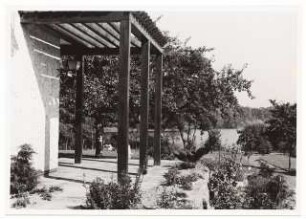 Garten am Landhaus van Beek am Seddiner See: Terrasse am Haus mit Pergola