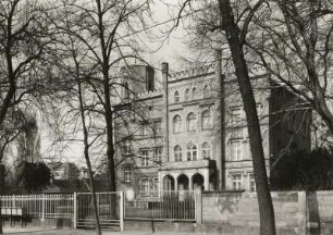 Dresden-Neustadt, Bautzner Straße 125. Villa (1856). Straßenansicht mit Einfriedung