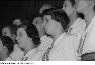 Singende Mitglieder eines Chors beim Kreisausscheid für Volkskunst
