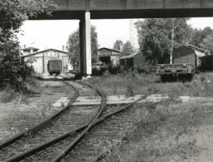 Radebeul. Abstellgleis und Güterwagenschuppen nordwestlich der Autobahnbrücke über die Meißner Straße