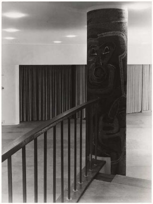 Nationaltheater, Weimar Wiederaufbau: Foyer EG mit Parkettumgang und Garderobe, Mosaiksäule