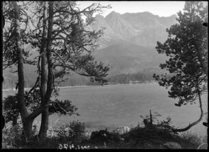 Blick über den Eibsee zum Zugspitzmassiv