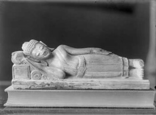 Liegende Figur