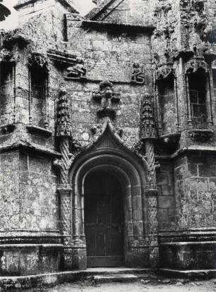 Portal der Dorfkirche in der Nähe von Quimper, Bretagne