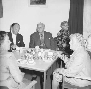 Altentagesstätte der Arbeiterwohlfahrt (AWO): Weinhude: Einweihung: Senioren an Tischen mit Kaffee und Kuchen