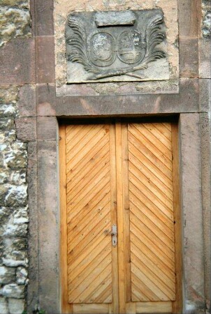 Kirchentür an der Südseite; darüber 2 Wappen, eins ist das sächsische
