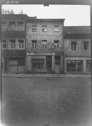 Pirna-Altstadt, Schuhgasse 3. Wohnhaus mit Laden. Straßenfront