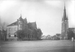 Weinböhla. Kirchplatz mit Zentralgasthof (1899-1900) und Martinskirche (1893-1895; T. Quentin). Blick nach Norden gegen das Weingut "Peter-Keller"