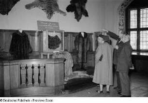Besucher während einer Führung in der Kürschner-Ausstellung im Alten Rathaus