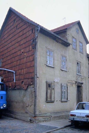 Haus mit Zwerchgiebel, ziegelverhangener Giebel; sanierungsbedürftig