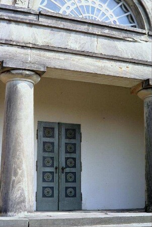 Säulen-Portal der Kirche