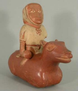 Beinamputierte anthropomorphe Figur auf einem Lama sitzend