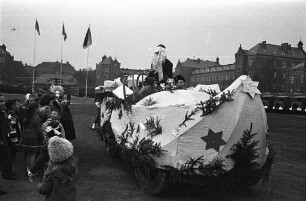 Besuch des französischen Nikolaus Père Noel in der Grenadierkaserne.