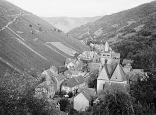 Blick ins Steeger Tal mit St. Anna und Weinbergen