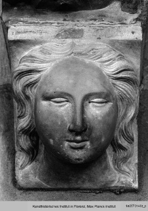 Grabmal des Bischofs Antonio d'Orso : Konsollager mit Reliefs: Triumph des Todes, Personifikation des Todes als dreiköpfiger Bogenschütze, Profilkopf, Vasen mit Weinranken und Akanthusornamente : Konsole