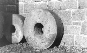 Göda-Coblenz. Fehrmann-Mühle, Mühlsteine im Hof
