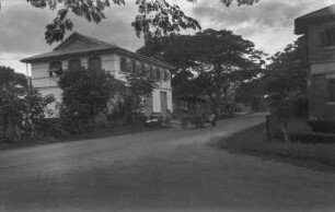 Faktorei des Handelshauses G. L. Gaiser : Lastwagen vor der Faktorei des deutschen Handelshauses G. L. Gaiser in Ibadan