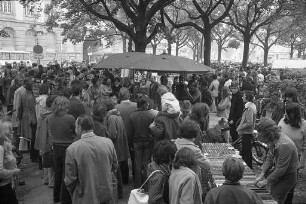 Erster städtischer Flohmarkt auf dem Stephanplatz in Karlsruhe