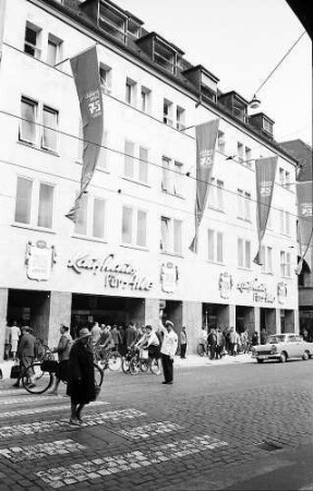 Freiburg i. Br.: Publikum strömt ins Kaufhaus für Alle