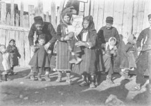 Gruppenportrait : Gruppenportrait mehrerer Männer, Frauen und Kinder.