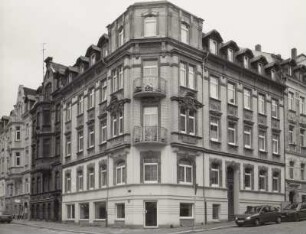 Wohnhaus mit Laden