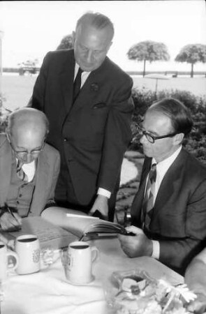 Chemiker; Maikäferrede: Eintragung ins Goldene Buch Karl Georg v. Hevesy und Arne Tiselius, stehend H. F. Kiderlen