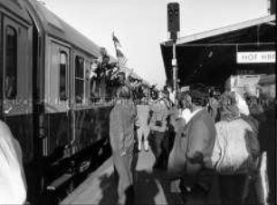 DDR-Flüchtlinge aus Prag kommen in Hof an