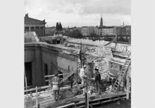 Bauarbeiten am zerstörten Dach des Alten Museums