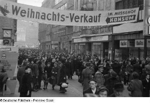 Passanten in der Vorweihnachtszeit in der Petersstraße