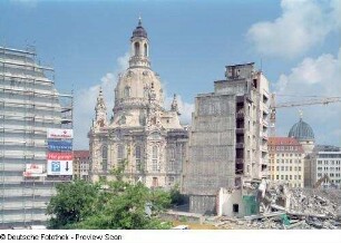 Frauenkirche : Abriß des Erweiterungsbaus des Polizeigebäudes (erbaut 1976-1979; G. Fischer, M. Fasold). Blick aus dem 1. Obergeschoß des Stadtmuseums über die Baustelle gegen die Frauenkirche