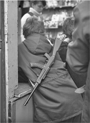 Kind mit Waffe am Schießstand