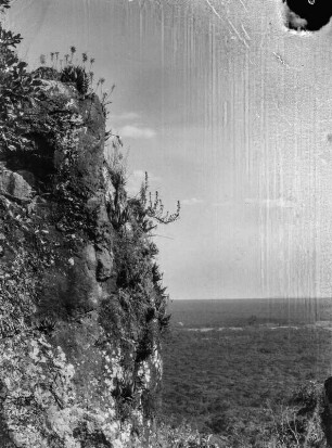 Felsformation : Ein Hämatit-Felsen hoch über einer Ebene.