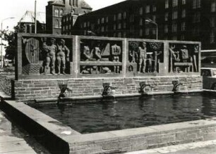 Brunnen "Mensch und Wasser" mit figürlichen Darstellungen aus dem sozialistischen Familienleben