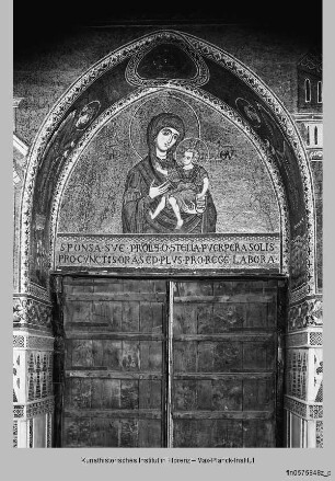 Mosaikprogramm : Mosaikbilder im Langhaus : Westwand : Portallünette: Maria mit Kind, verehrt von Engeln