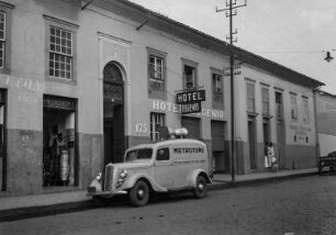 Hotel Eugenio : Außenansicht des Hotels Eugenio in Limeira. Vor dem Hotel ein Kastenwagen.