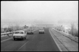 Riegel - Lahr, Verkehr auf winterlicher Autobahn mit Nebel