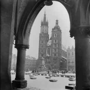 Krakow. Hauptmarkt, Blick durch den Laubengang der Tuchhallen auf die Marienkirche