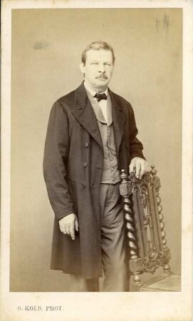 Fotografie eines stehenden Herren