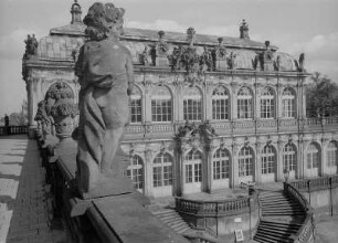 Dresden. Zwinger, Blick von der Langgalerie O zum Mathematisch-Physikalischen Salon